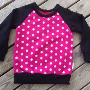 Sweat Raglan Fushia et noir, imprimé « dots blanc ».