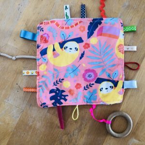 Doudou Éveil Sensoriel JUNGLE pink