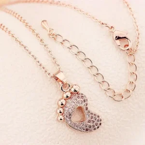 Collier pied de bébé avec coeur