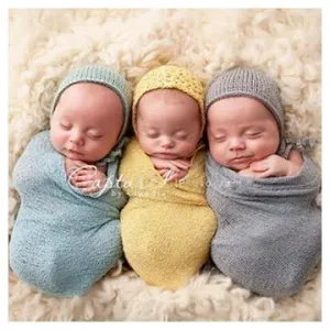 Couverture tricot avec capuchon pour bébés